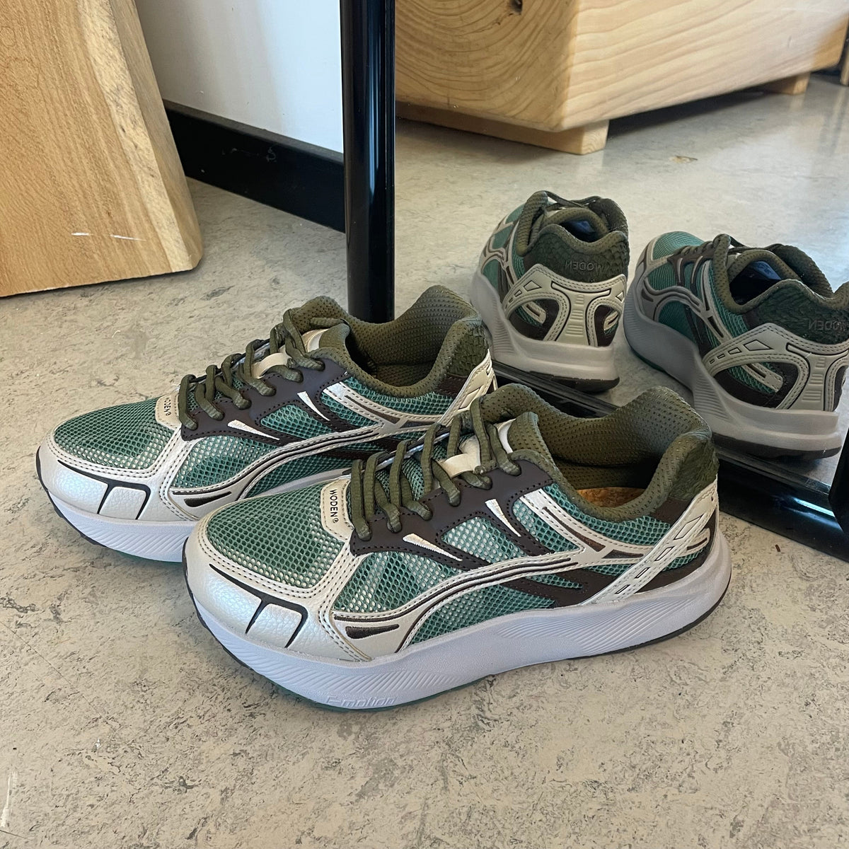 Woden Freja Runner – olivgrön/brun sneaker med lätt rullsula