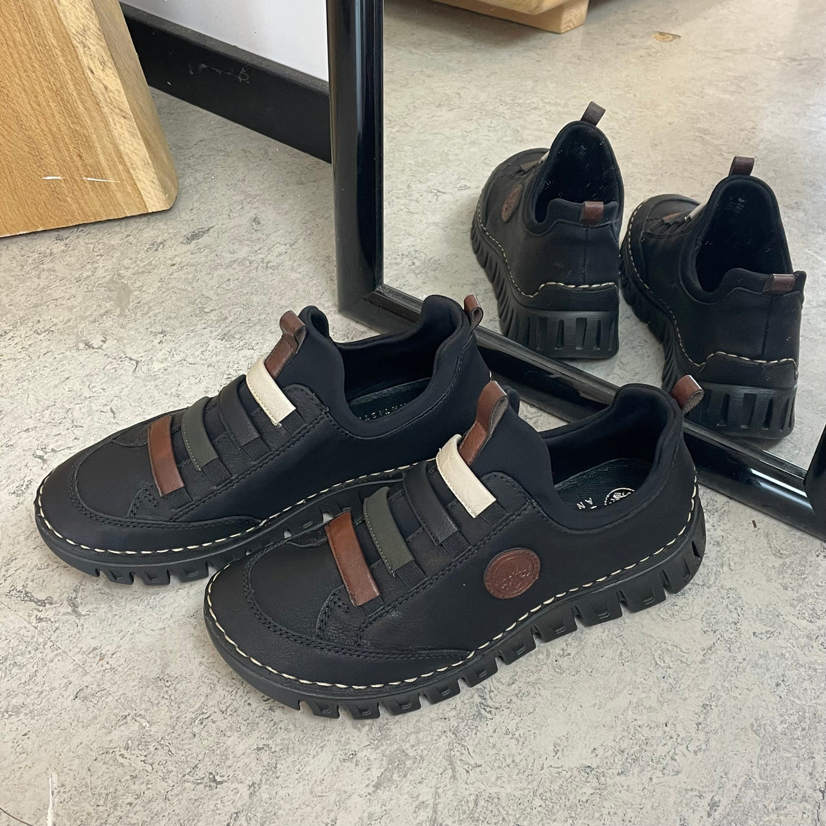 Rieker damsko i svart – flexibel slip-onkomfort