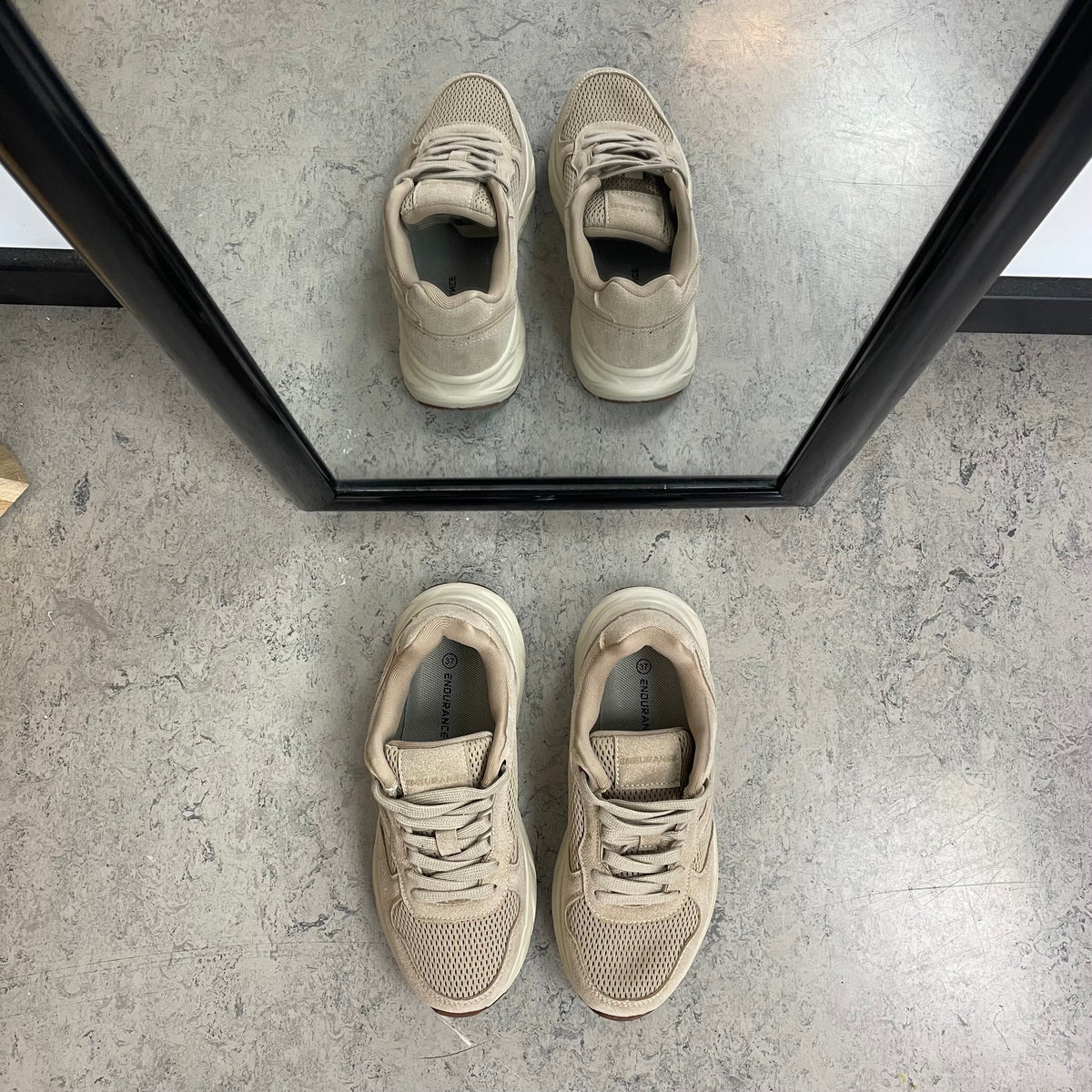 Endurance komfortsko för dam – lätt beige sneaker