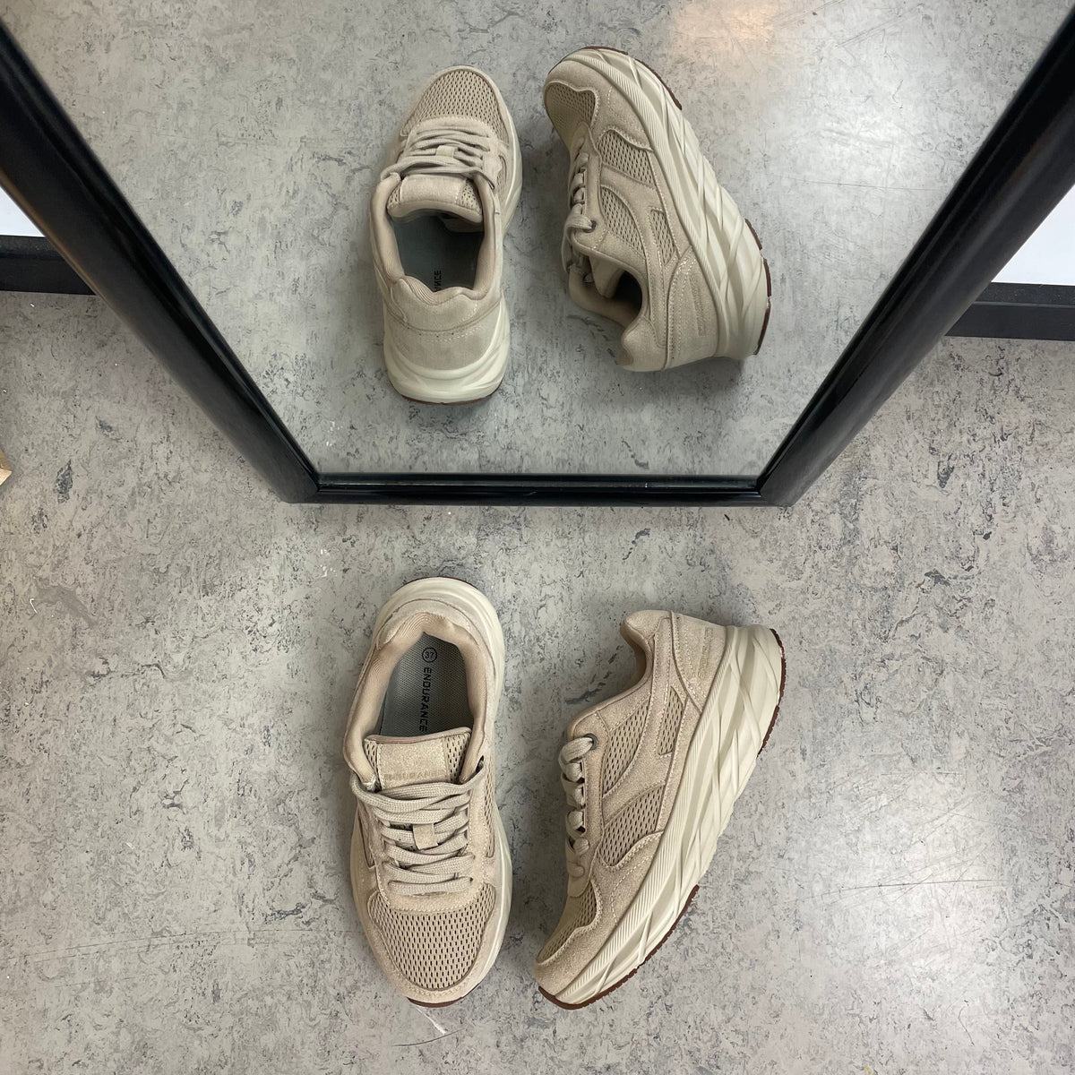 Endurance komfortsko för dam – lätt beige sneaker
