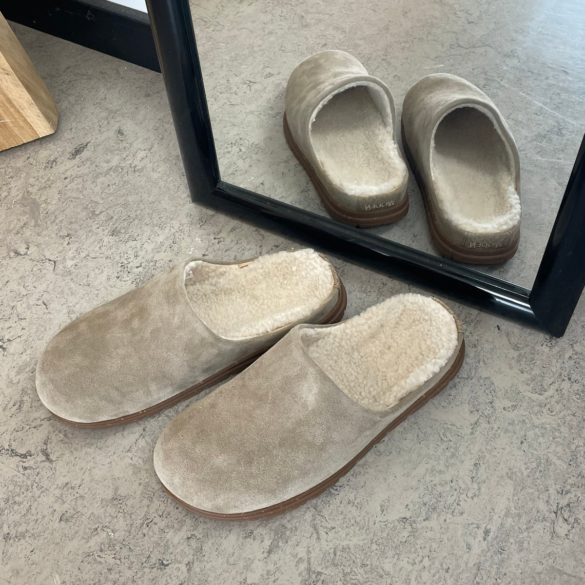 WODEN Silvi Warm - Varm beige toffel med fotvalvsstöd & mjuk komfort
