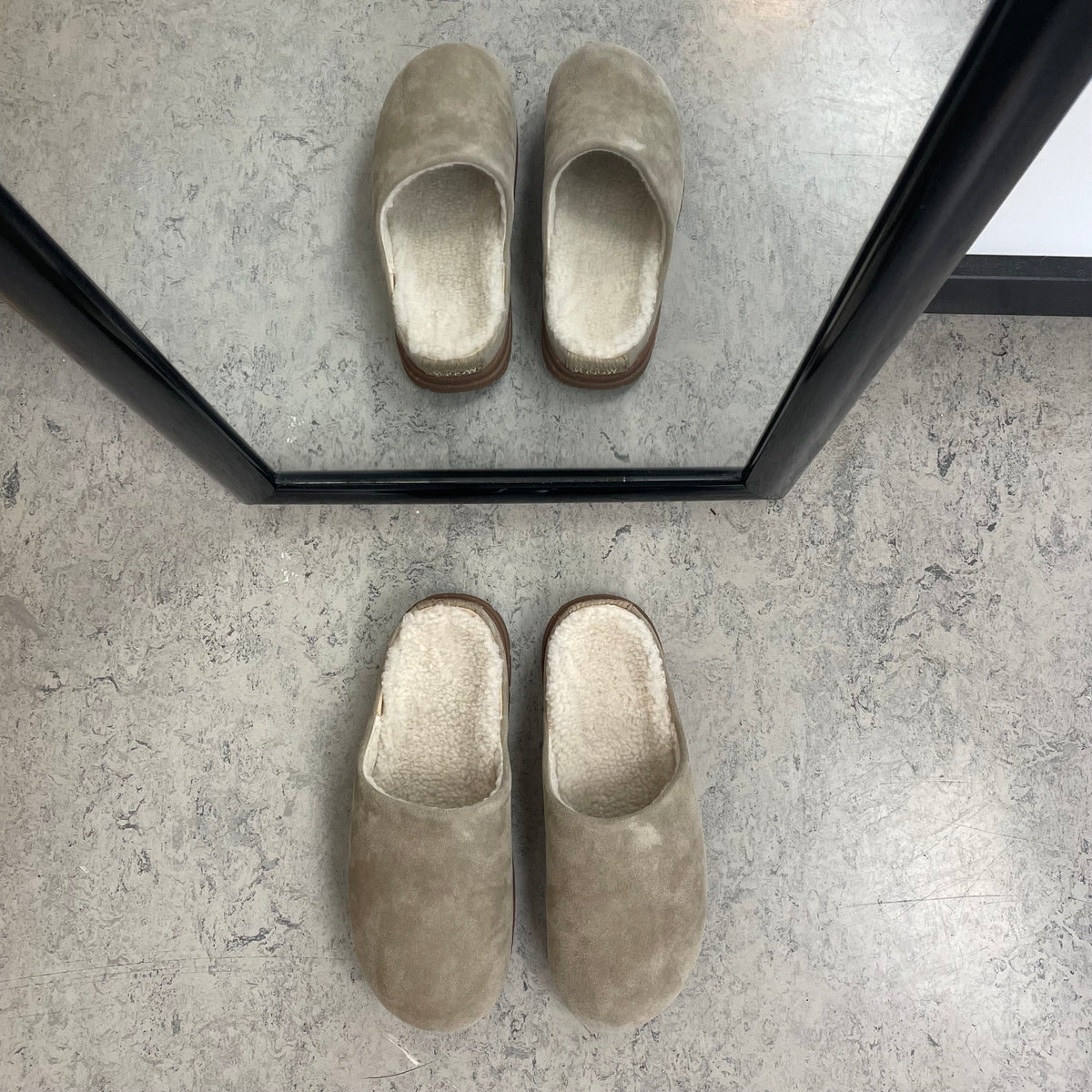 WODEN Silvi Warm - Varm beige toffel med fotvalvsstöd & mjuk komfort