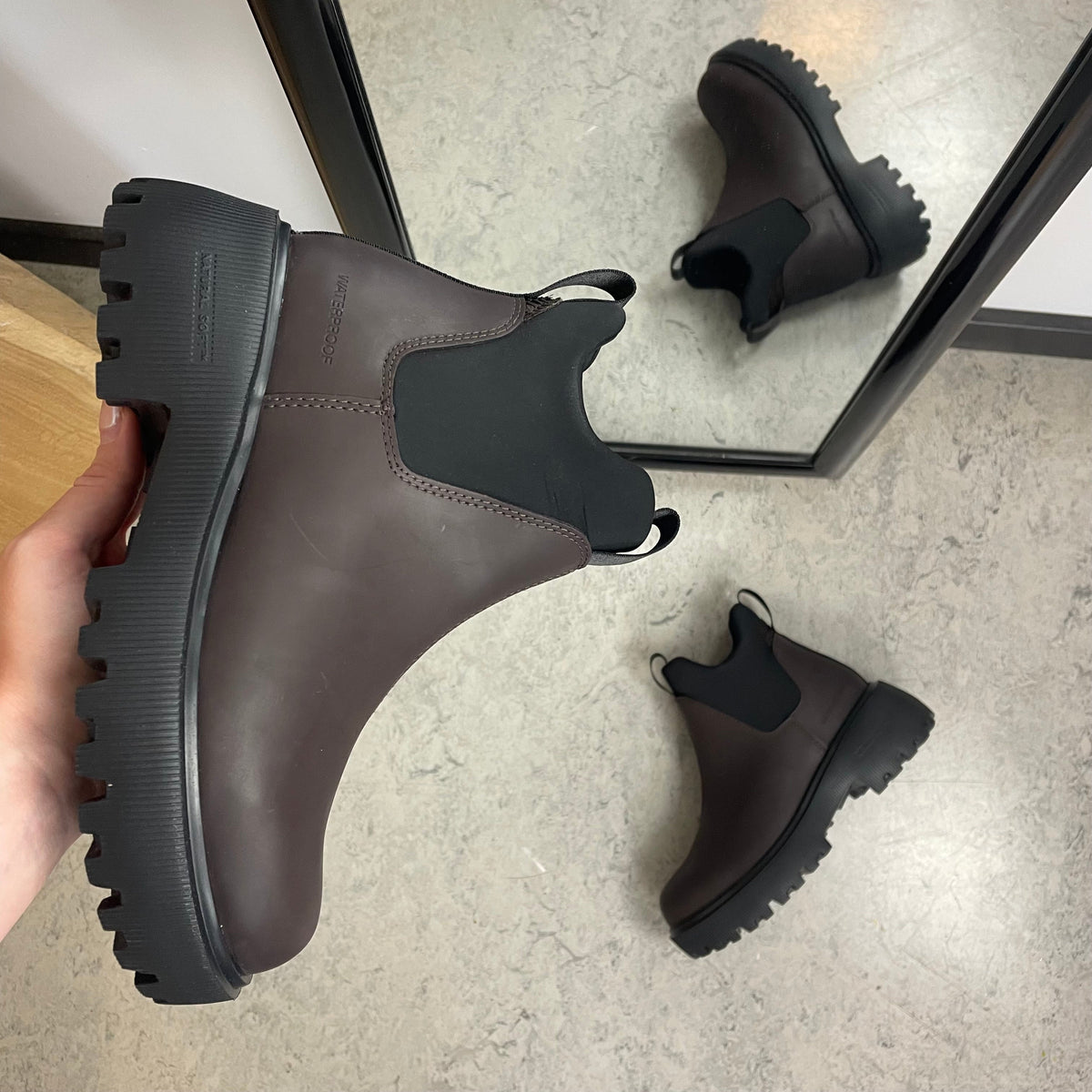 Brun WODEN Isabella Waterproof – gummistövel med stötdämpande komfort