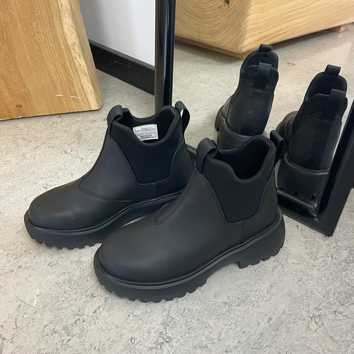 Svart WODEN Isabella Waterproof – stövel i gummi med stötdämpande komfort