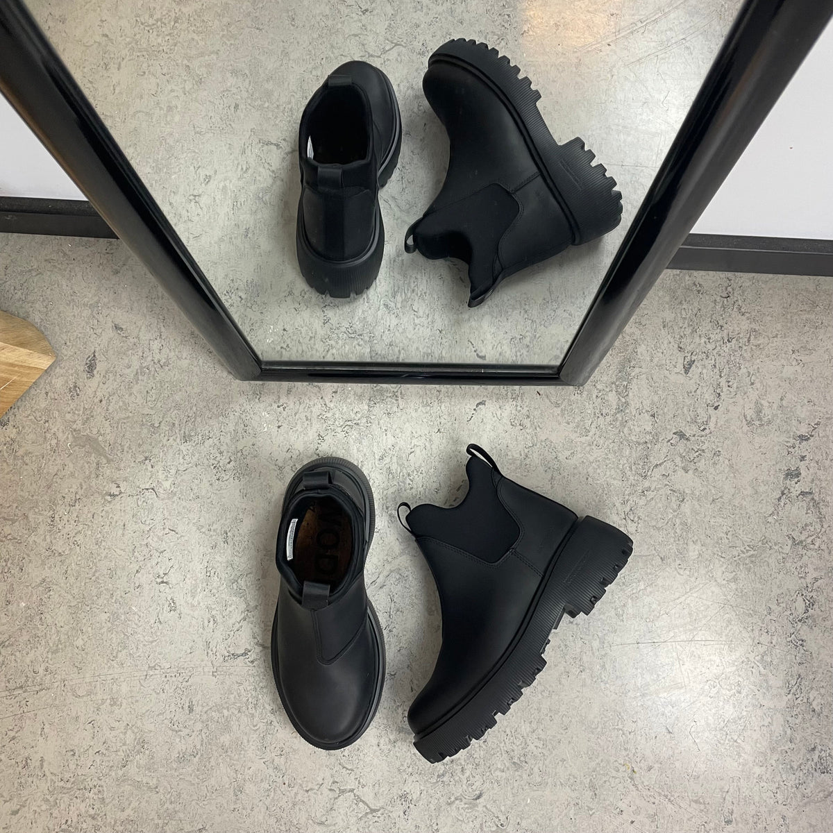 Svart WODEN Isabella Waterproof – stövel i gummi med stötdämpande komfort