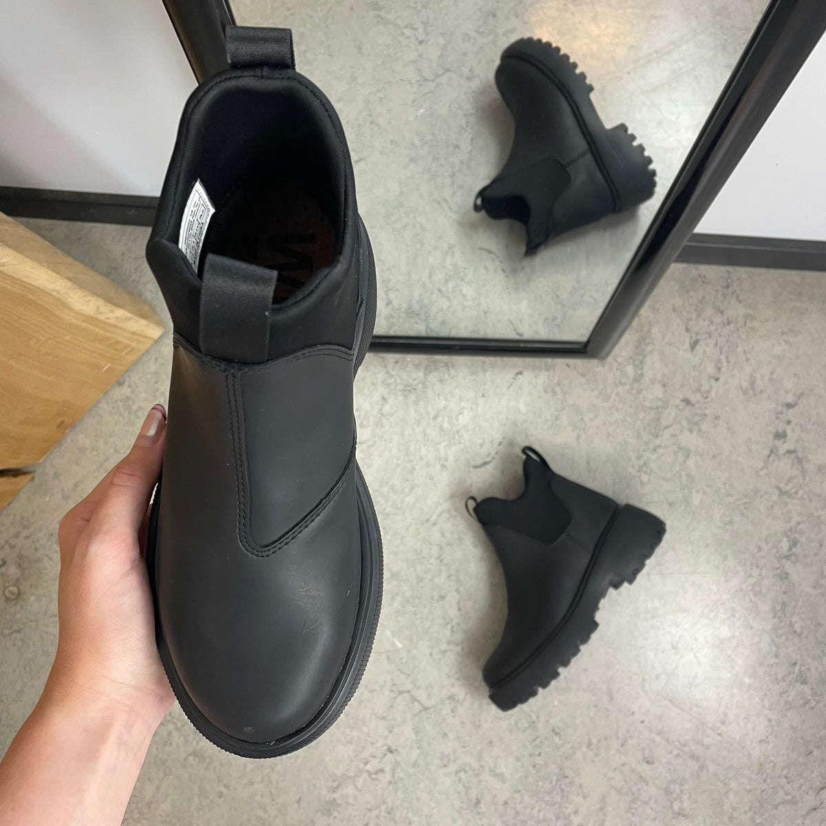 Svart WODEN Isabella Waterproof – stövel i gummi med stötdämpande komfort