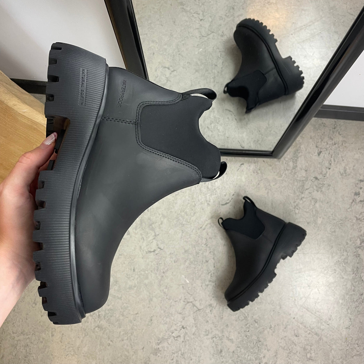 Svart WODEN Isabella Waterproof – stövel i gummi med stötdämpande komfort