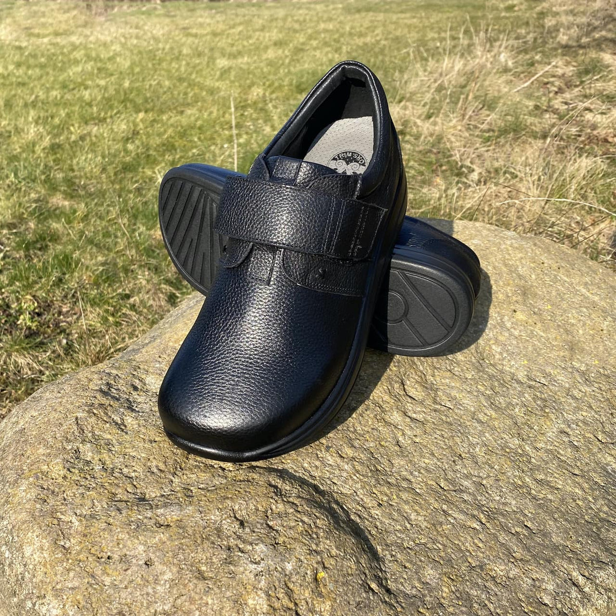 Svart velcrosko med rullsula