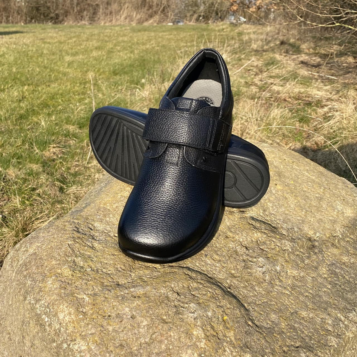 Svart velcrosko med rullsula