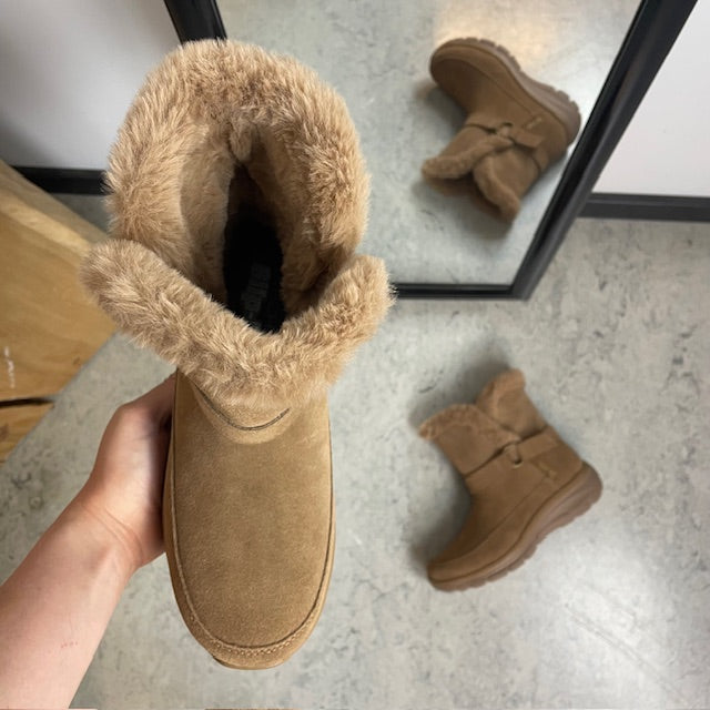 Skechers vinterkänga – varm Slip-ins känga i brunt mocka med bred passform