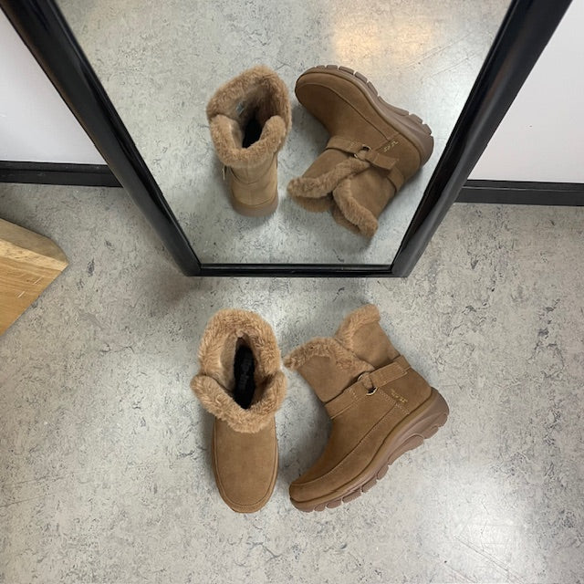 Skechers vinterkänga – varm Slip-ins känga i brunt mocka med bred passform