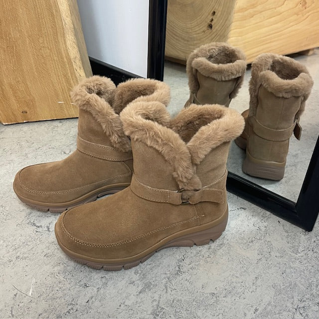Skechers vinterkänga – varm Slip-ins känga i brunt mocka med bred passform