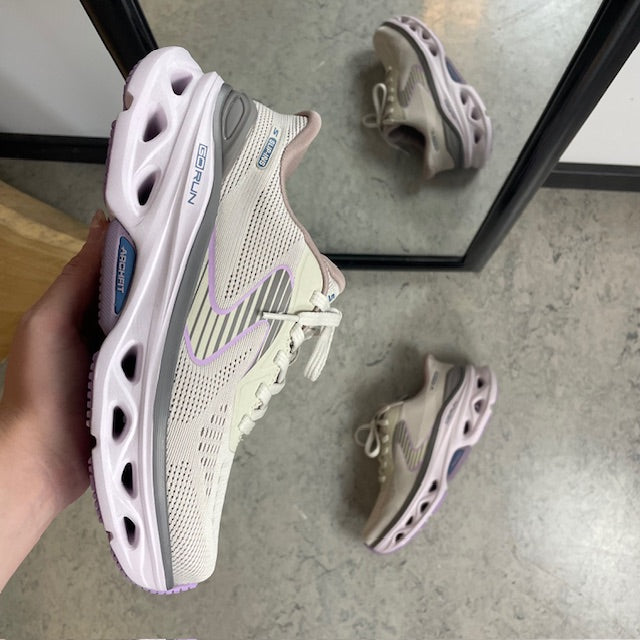 Skechers damsneakers i beige – Hands Free Slip-ins med Arch Fit och extra stötdämpning