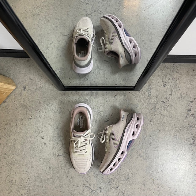 Skechers damsneakers i beige – Hands Free Slip-ins med Arch Fit och extra stötdämpning