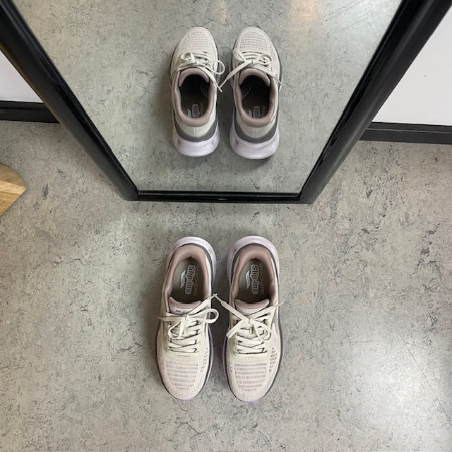 Skechers damsneakers i beige – Hands Free Slip-ins med Arch Fit och extra stötdämpning