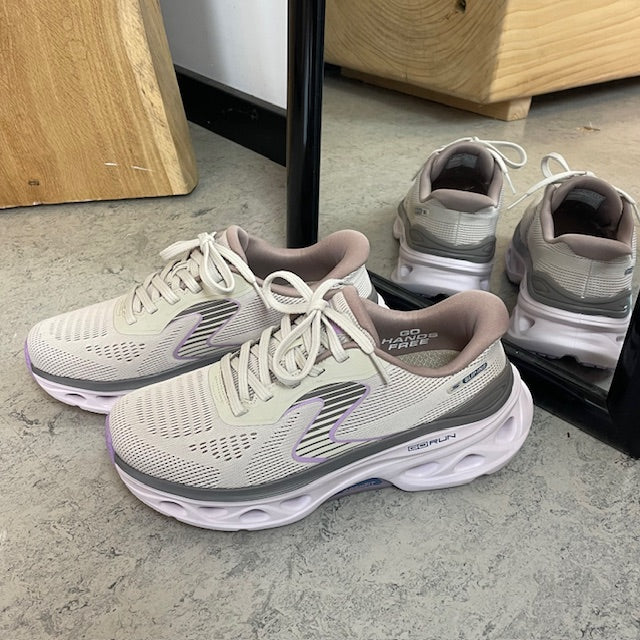 Skechers damsneakers i beige – Hands Free Slip-ins med Arch Fit och extra stötdämpning