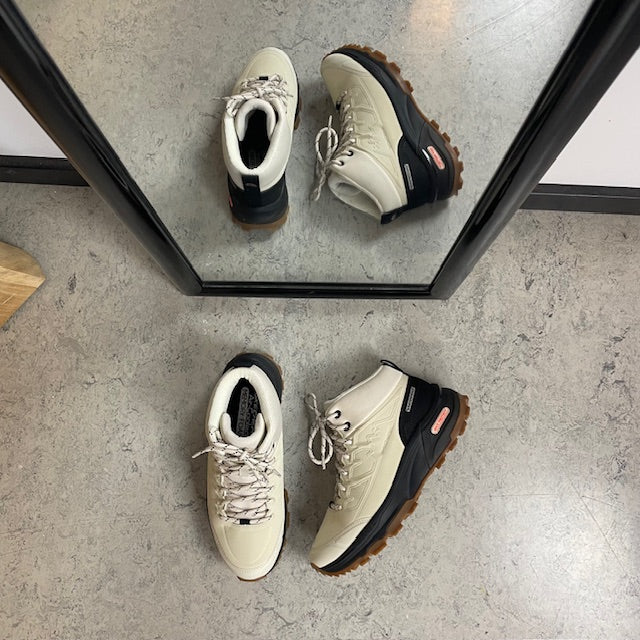 Vattentät vandringskänga från Skechers med extra stöd och komfort i vitt