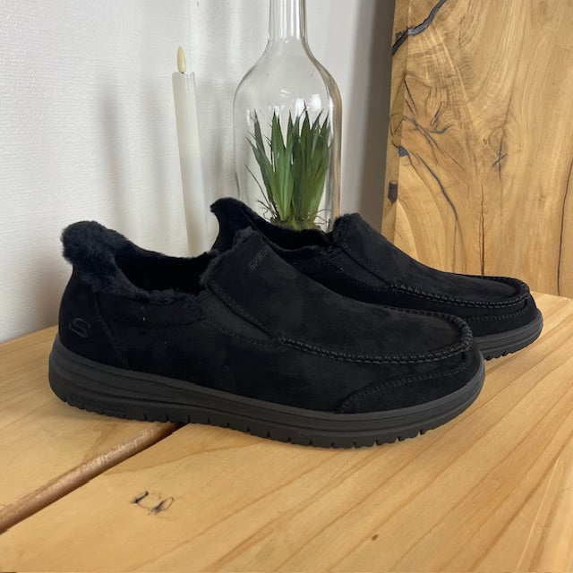 Skechers slip-on-tofflor i svart – varm och rymlig passform