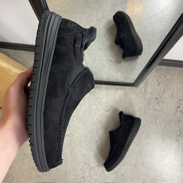 Skechers slip-on-tofflor i svart – varm och rymlig passform