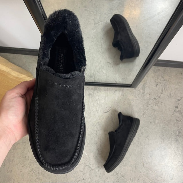 Skechers slip-on-tofflor i svart – varm och rymlig passform