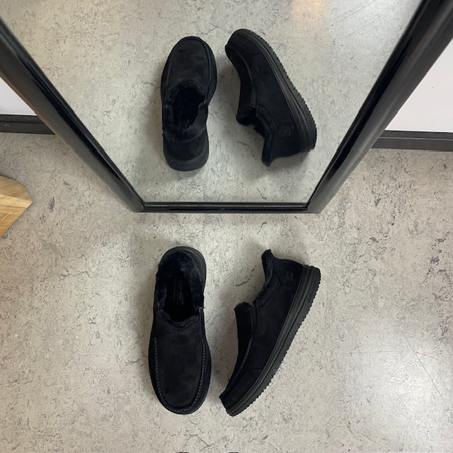 Skechers slip-on-tofflor i svart – varm och rymlig passform