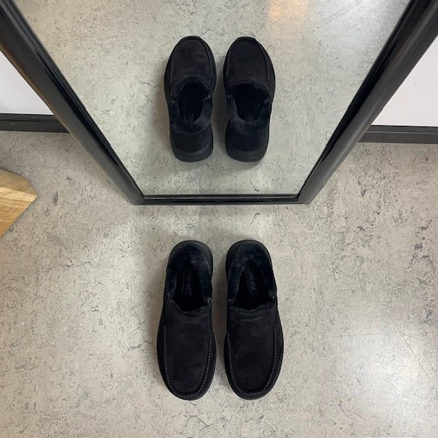 Skechers slip-on-tofflor i svart – varm och rymlig passform