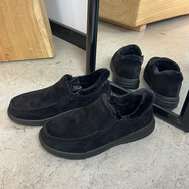 Skechers slip-on-tofflor i svart – varm och rymlig passform