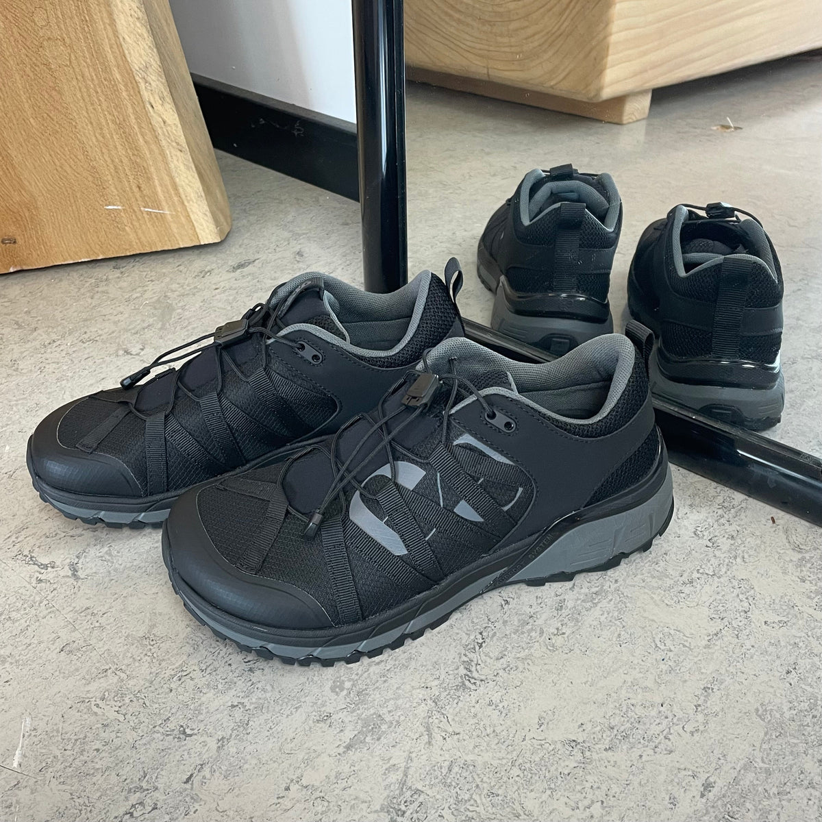 Svart vattenavvisande damsko med bred passform och hålfotsstöd från Green Comfort