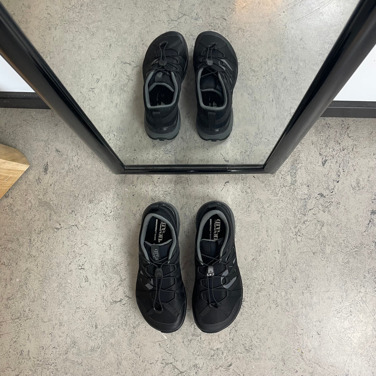 Svart vattenavvisande damsko med bred passform och hålfotsstöd från Green Comfort
