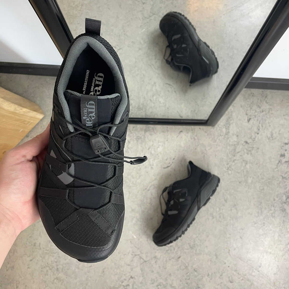 Svart vattenavvisande damsko med bred passform och hålfotsstöd från Green Comfort