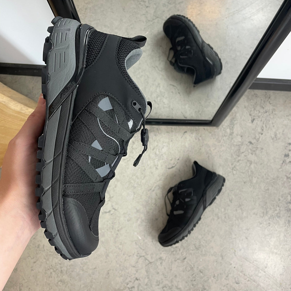 Svart vattenavvisande damsko med bred passform och hålfotsstöd från Green Comfort