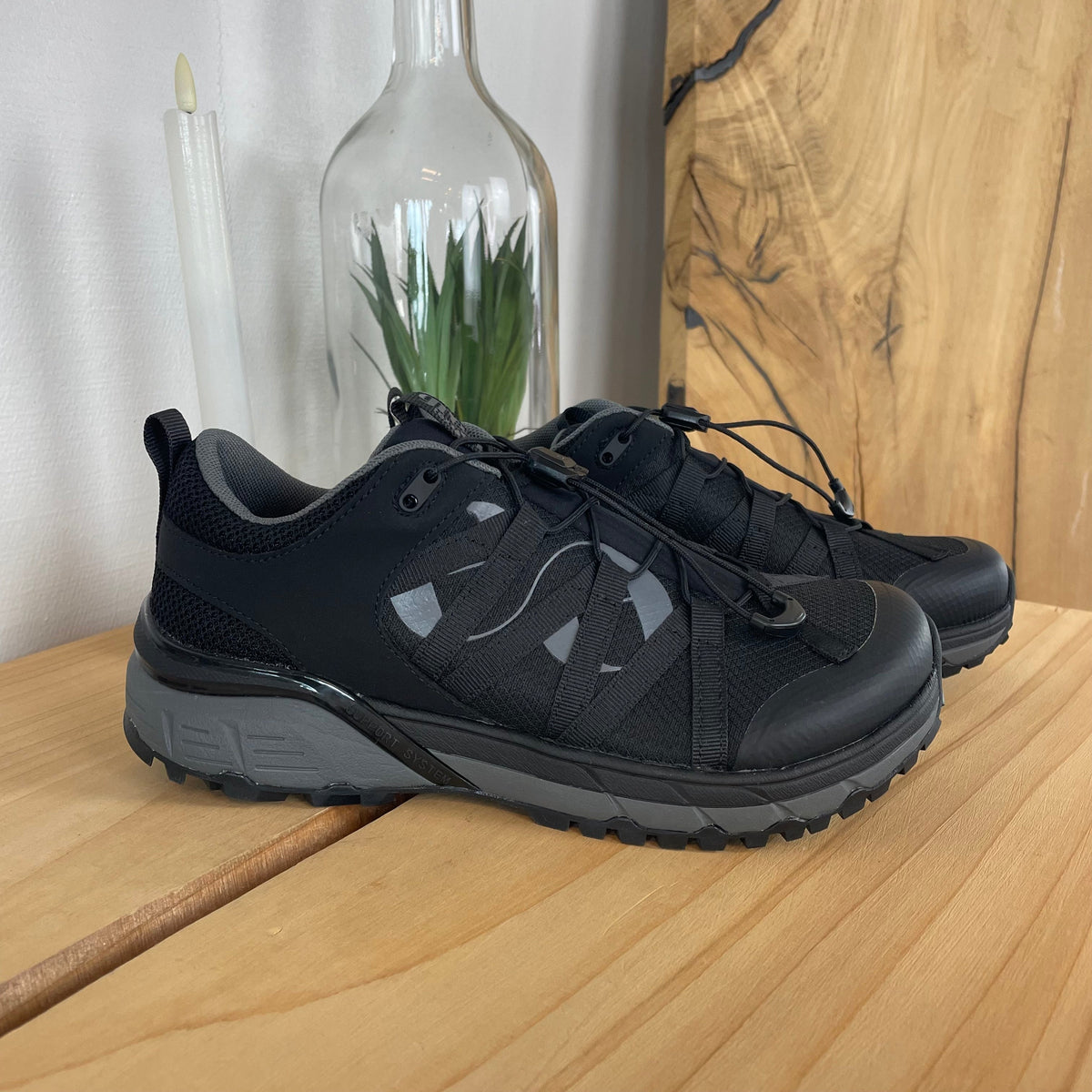 Svart vattenavvisande damsko med bred passform och hålfotsstöd från Green Comfort