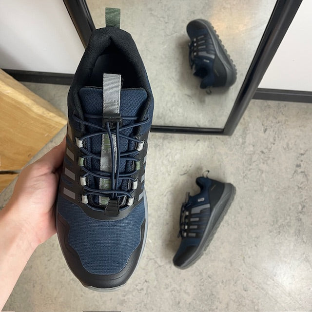 Vattentät herr-outdoorsko i marinblå med hålfotsstöd och bred passform från Green Comfort