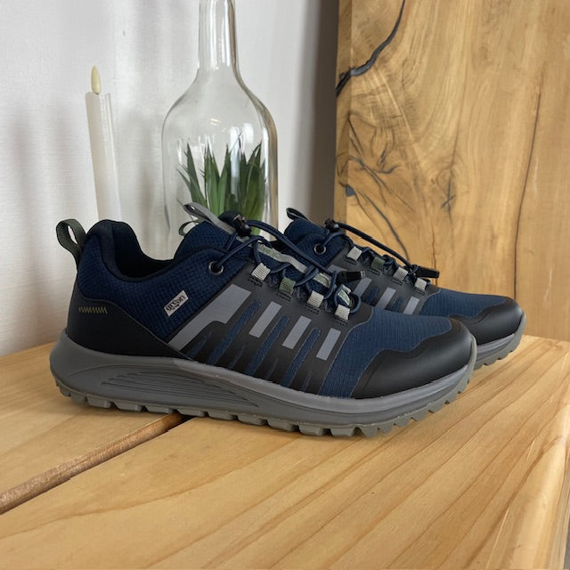 Vattentät herr-outdoorsko i marinblå med hålfotsstöd och bred passform från Green Comfort