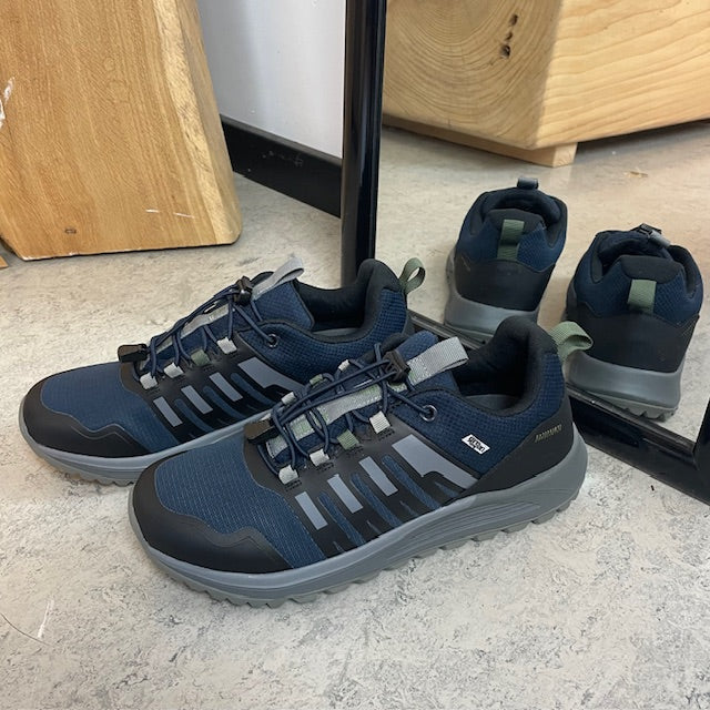 Vattentät herr-outdoorsko i marinblå med hålfotsstöd och bred passform från Green Comfort