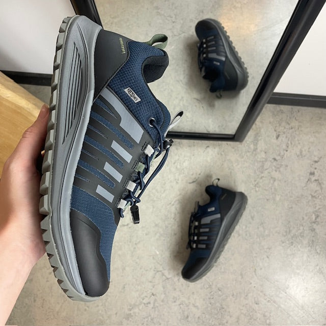 Vattentät herr-outdoorsko i marinblå med hålfotsstöd och bred passform från Green Comfort