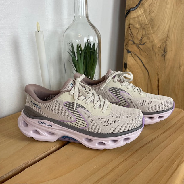 Skechers damsneakers i beige – Hands Free Slip-ins med Arch Fit och extra stötdämpning