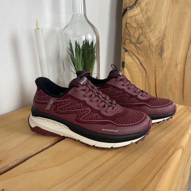 Skechers vattentät slip-in-sko i bordeaux med Memory Foam och god stötdämpning