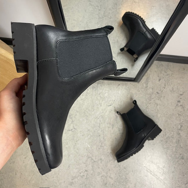 Varm vinterstövel i svart läder med bred passform och fotvalvsstöd från Green Comfort