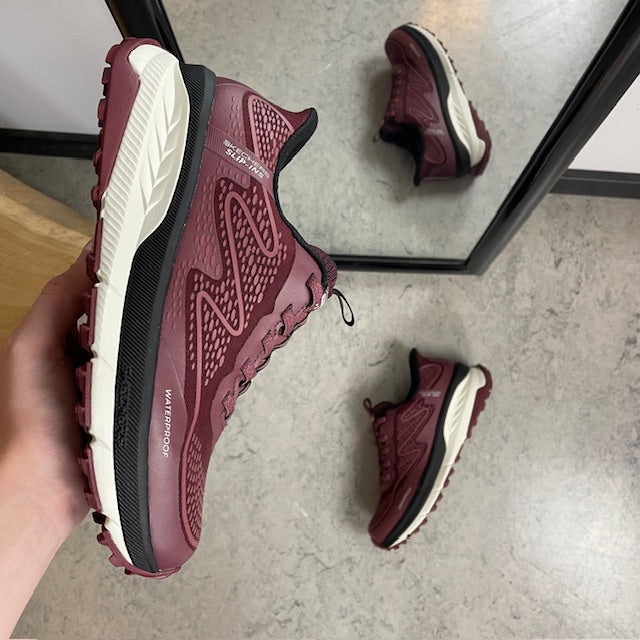 Skechers vattentät slip-in-sko i bordeaux med Memory Foam och god stötdämpning