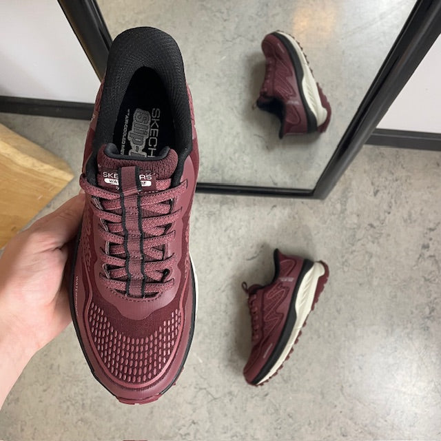 Skechers vattentät slip-in-sko i bordeaux med Memory Foam och god stötdämpning
