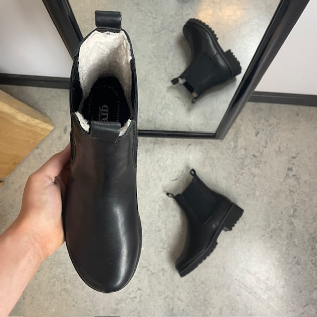Varm vinterstövel i svart läder med bred passform och fotvalvsstöd från Green Comfort