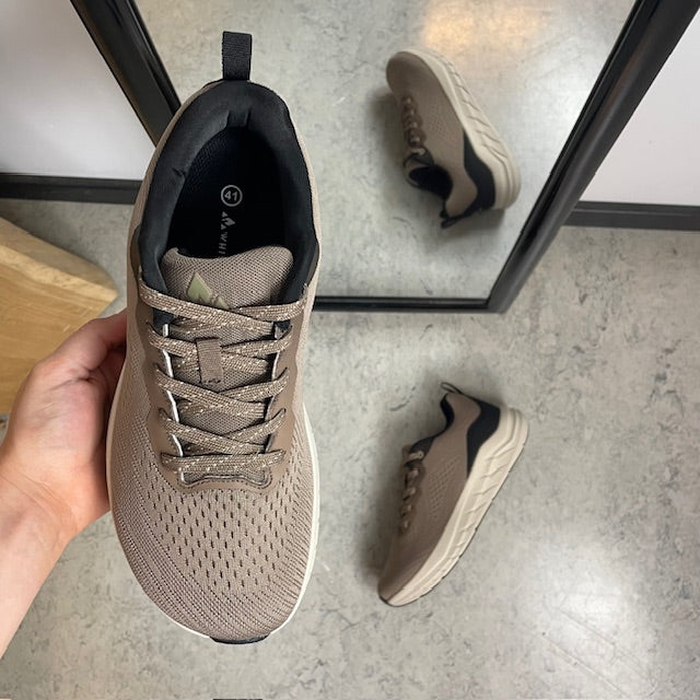 Extra bred sneaker med stötdämpning och ventilerande ovandel i taupe