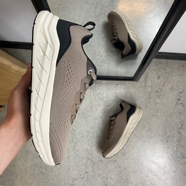 Extra bred sneaker med stötdämpning och ventilerande ovandel i taupe