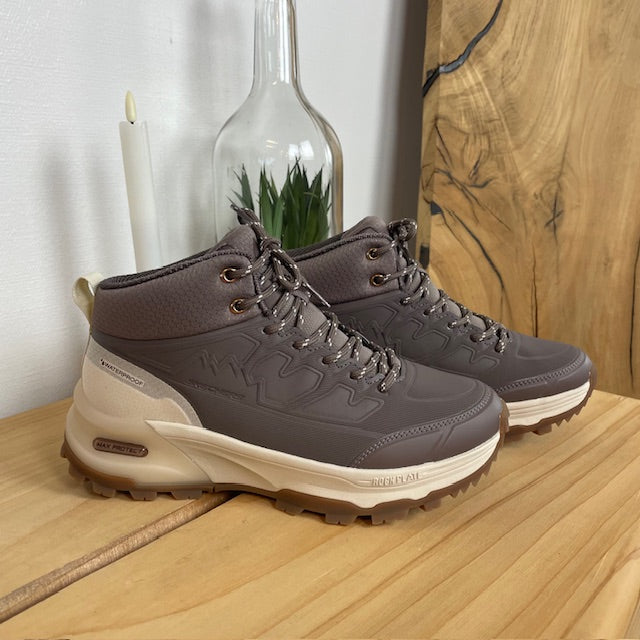 Vattentät vandringskänga från Skechers med extra stöd och komfort i brun