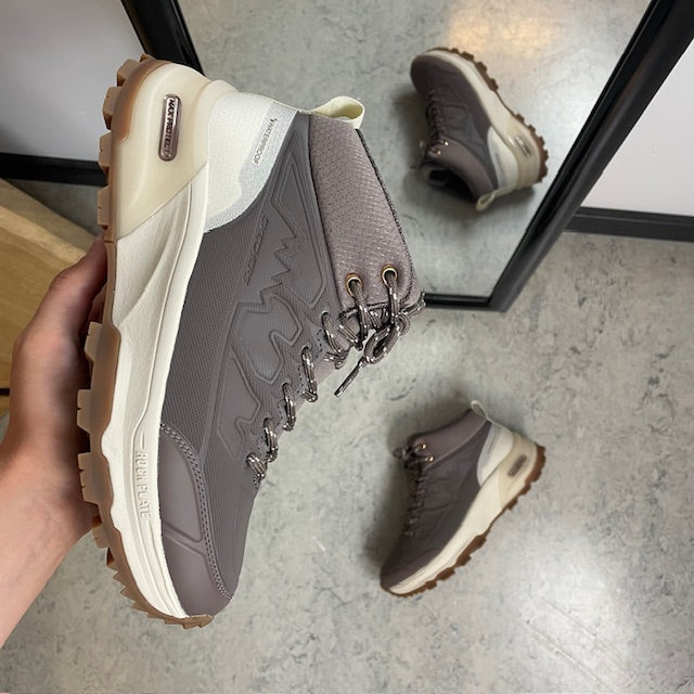 Vattentät vandringskänga från Skechers med extra stöd och komfort i brun