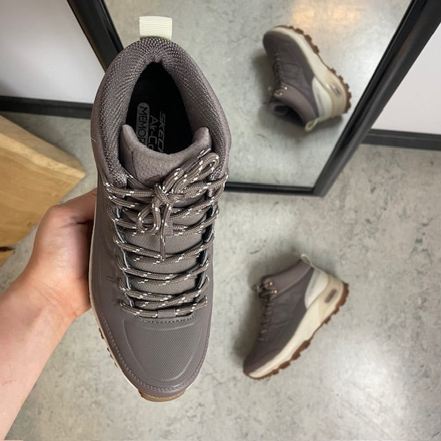 Vattentät vandringskänga från Skechers med extra stöd och komfort i brun