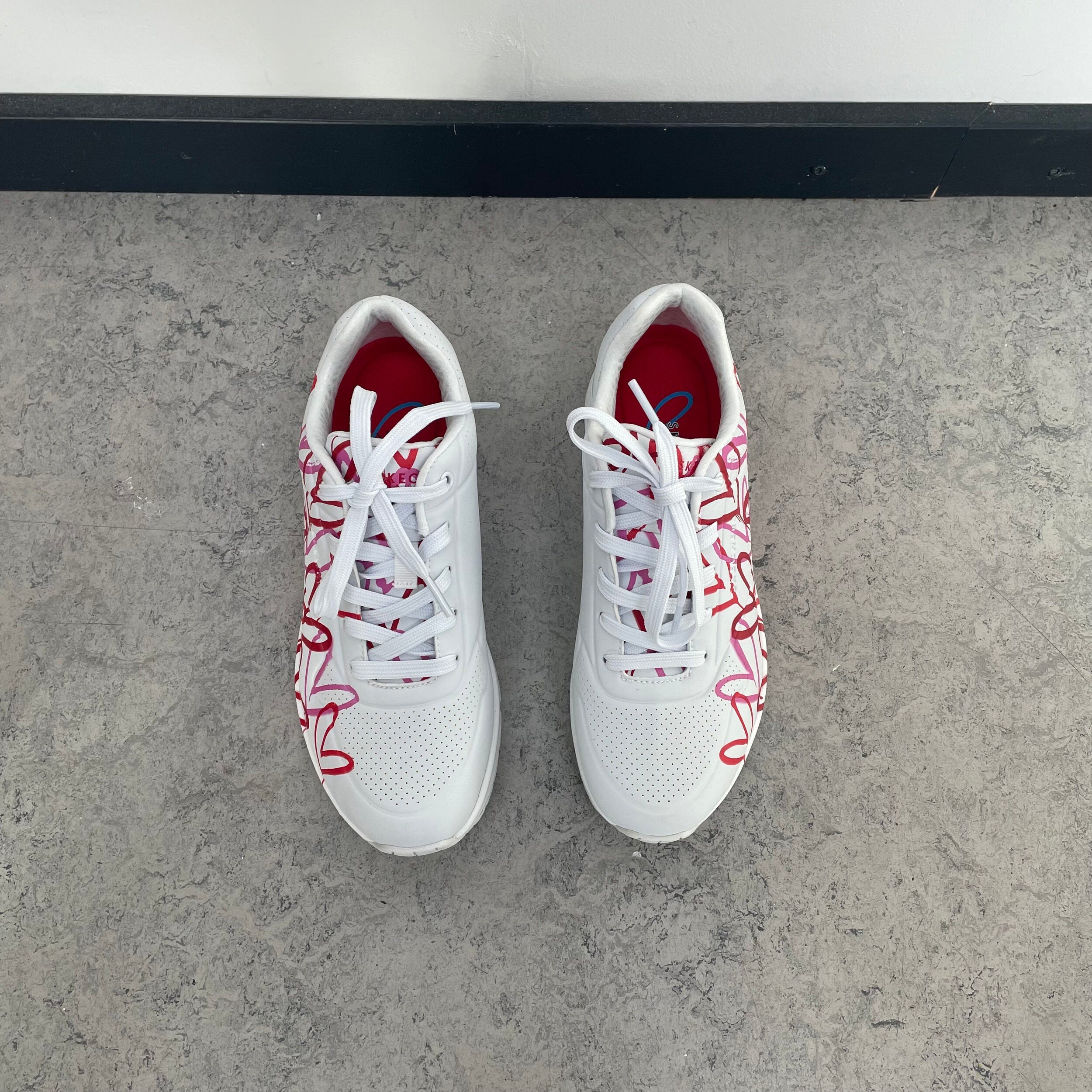 Vita Skechers-skor med fina detaljer