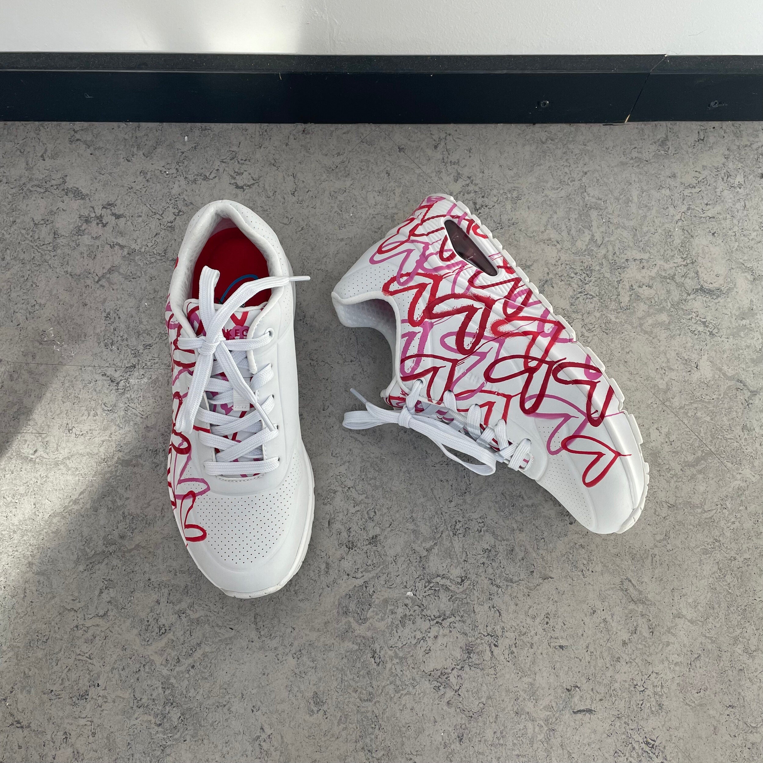 Vita Skechers-skor med fina detaljer