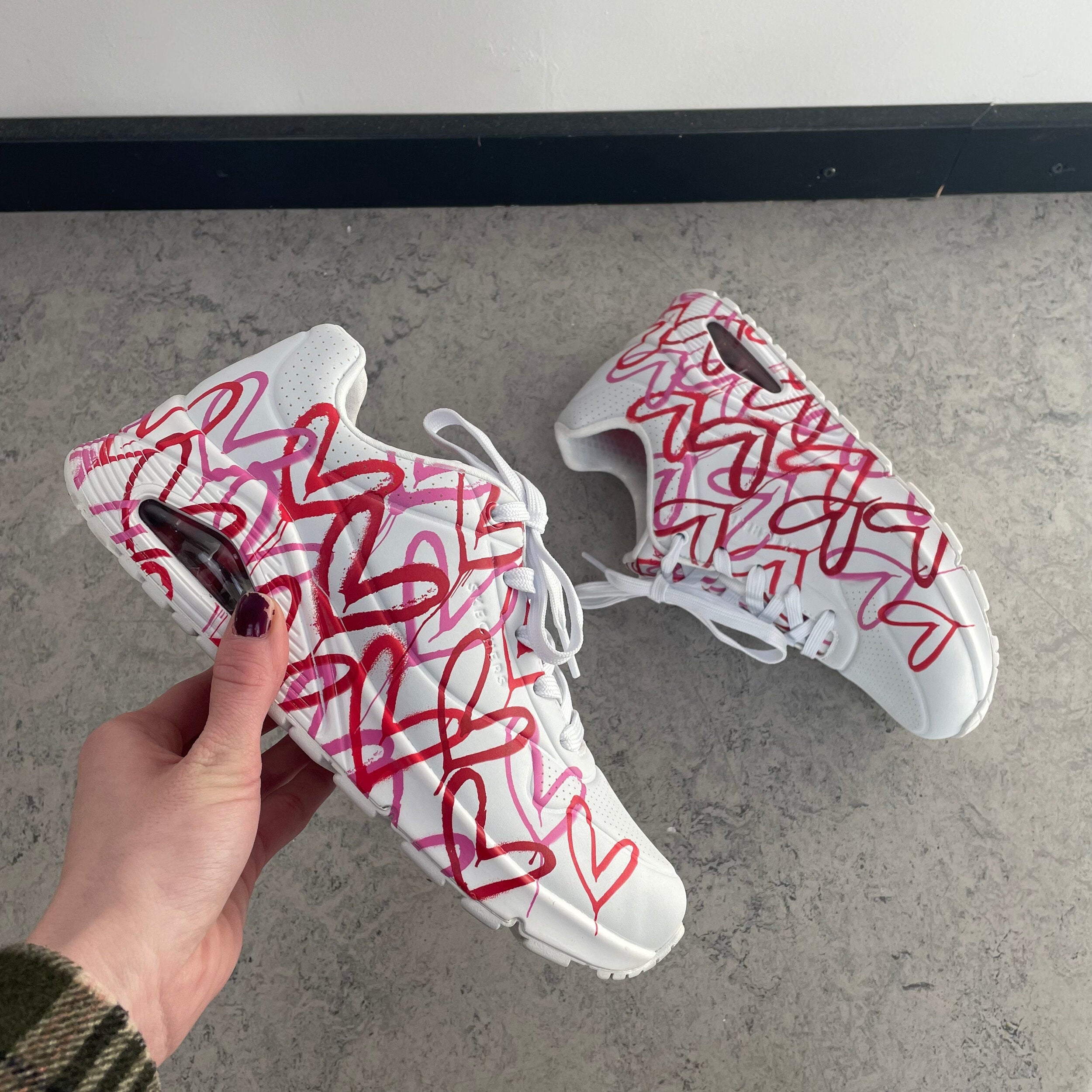 Vita Skechers-skor med fina detaljer